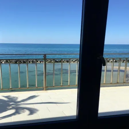 Con Terrazza Sul Mare 취아카